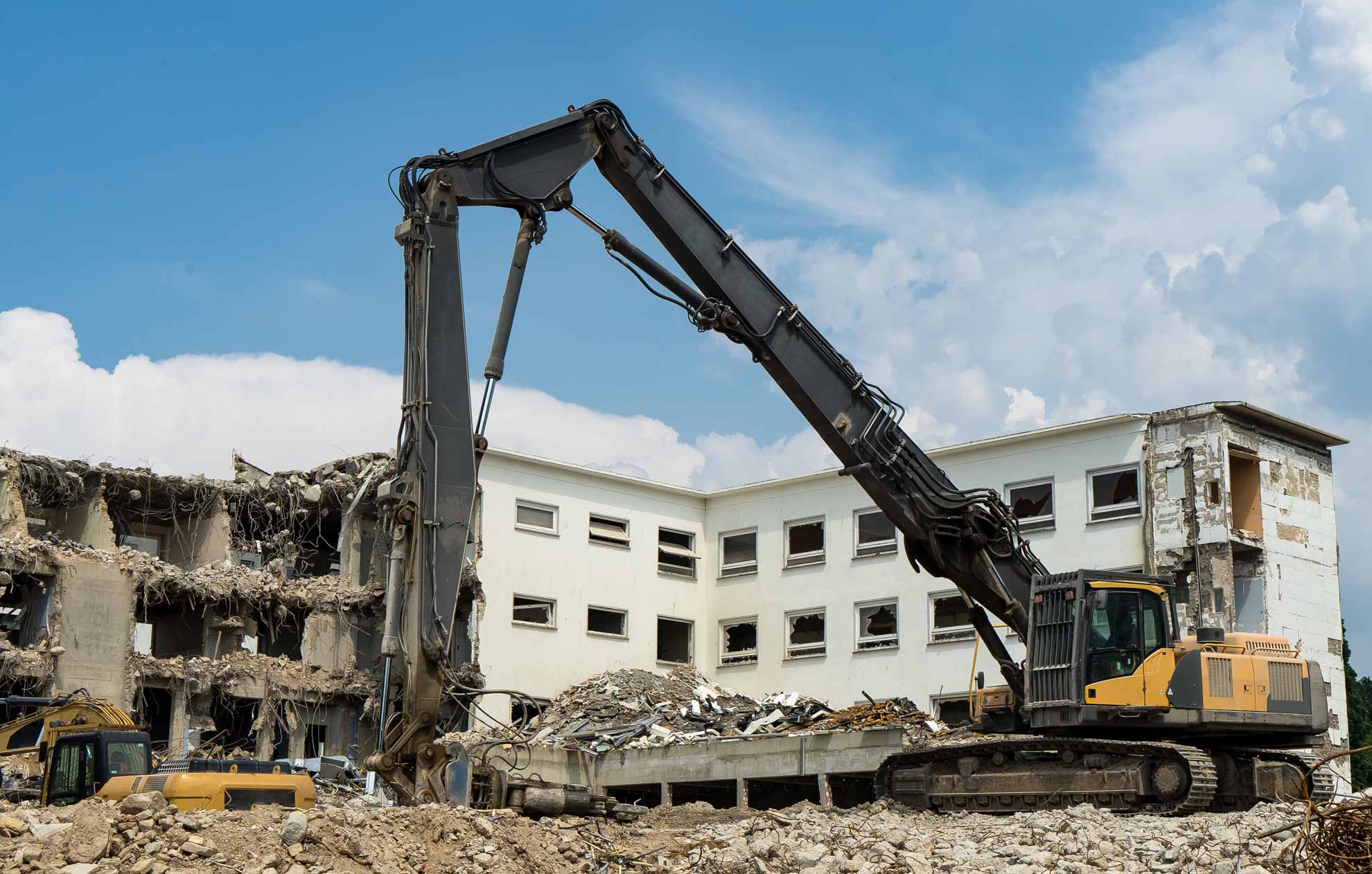Abbruch mit Bagger in Schwerin